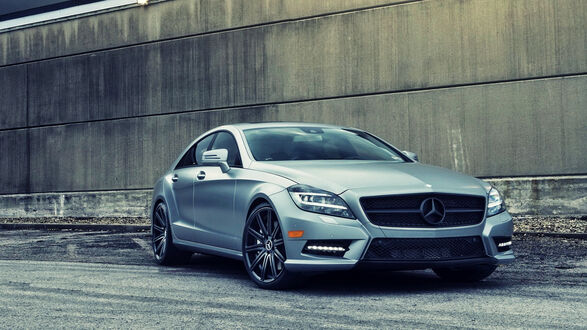 Обои на рабочий стол Мercedes cls 63 amg стоит возле серой стены