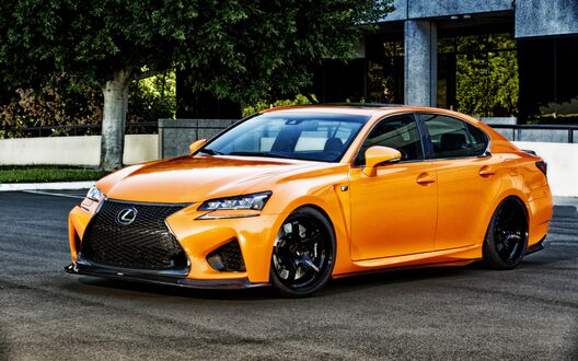 Обои на рабочий стол Lexus RC на фоне здания