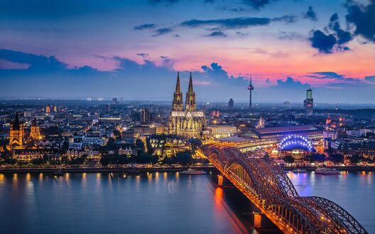 Обои на рабочий стол Вид на Кельнский собор и арочный мост Hohenzollern / Гогенцоллернов в Кельне, Германия / Cologne, Germany через реку Рейн / Rhine