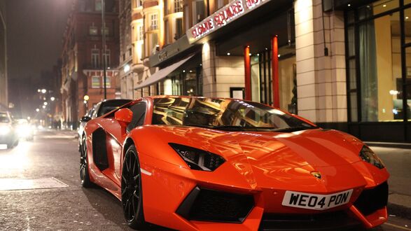 Обои на рабочий стол Спортивный автомобиль Lamborghini Aventador припаркован на улице ночного города