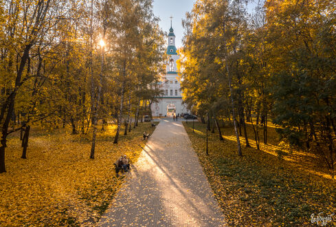 Обои на рабочий стол Дорога к храму, осенний Богородицк, Тульская область, фотограф Илья Гарбузов