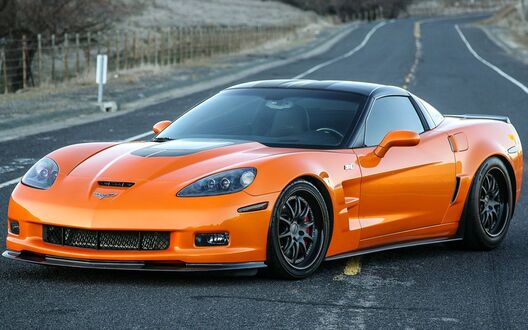 Обои на рабочий стол Спортивный автомобиль Chevrolet Corvette стоит полубоком на автостраде