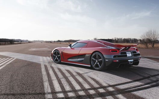 Обои на рабочий стол Кoenigsegg agera rs 2020 стоит полубоком на трассе