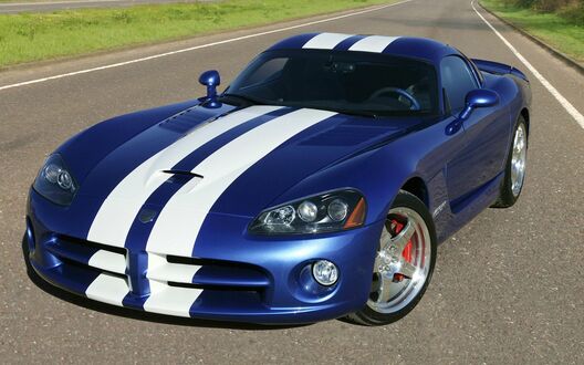 Обои на рабочий стол Спортивный автомобиль Dodge Viper стоит на автостраде