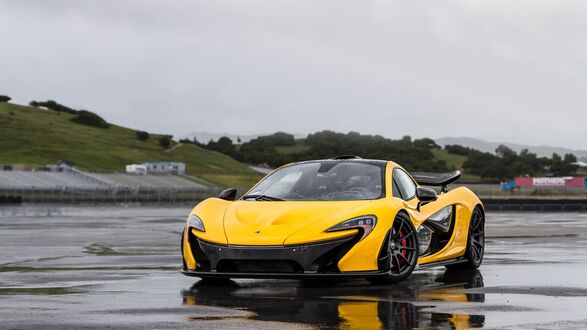 Обои на рабочий стол MCLAREN p1 2015 Hypercar на мокрой дороге
