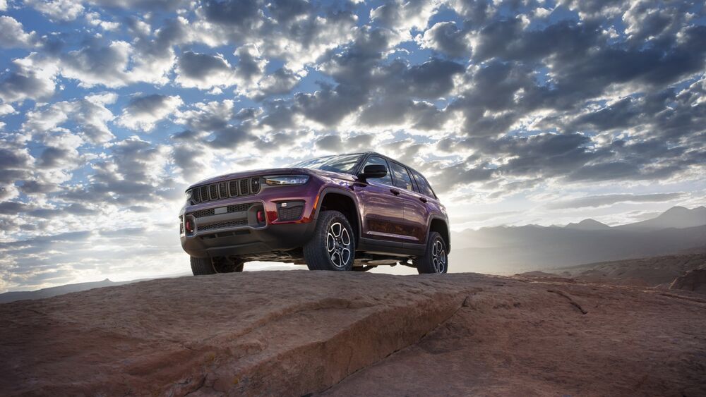Обои для рабочего стола Внедорожник красного цвета Джип / Jeep Grand Cherokee Trailhawk (WL) стоит на вершине горы, модель 2022 года