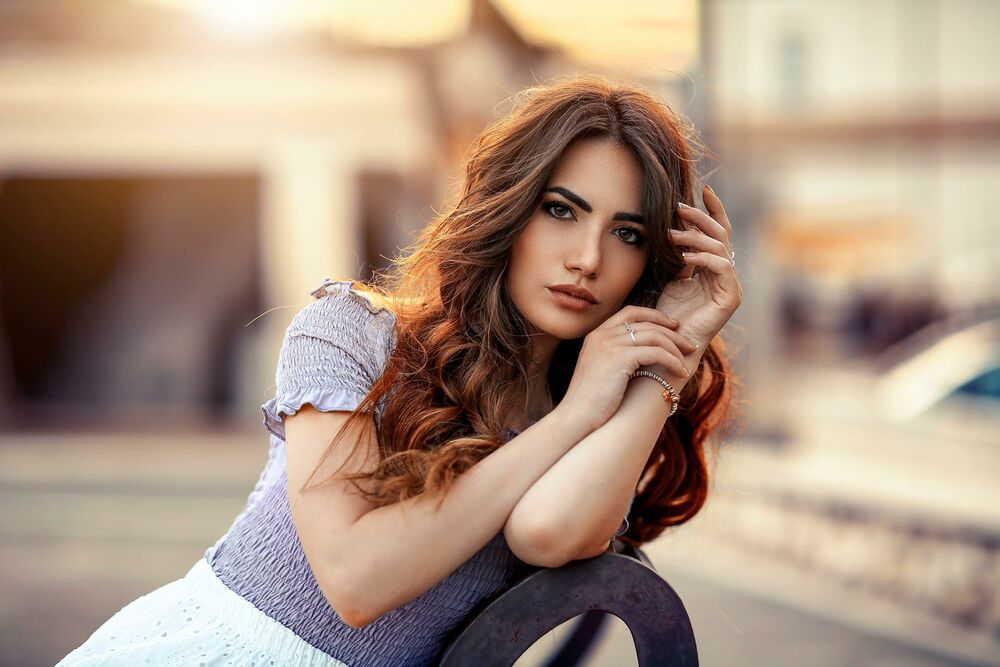 Обои для рабочего стола Модель Arianna Storace сидит на лавочке, фотограф Alessandro Di Cicco