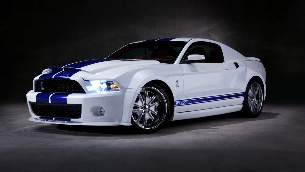 Обои для рабочего стола Ford mustang shelby gt500 на темном фоне