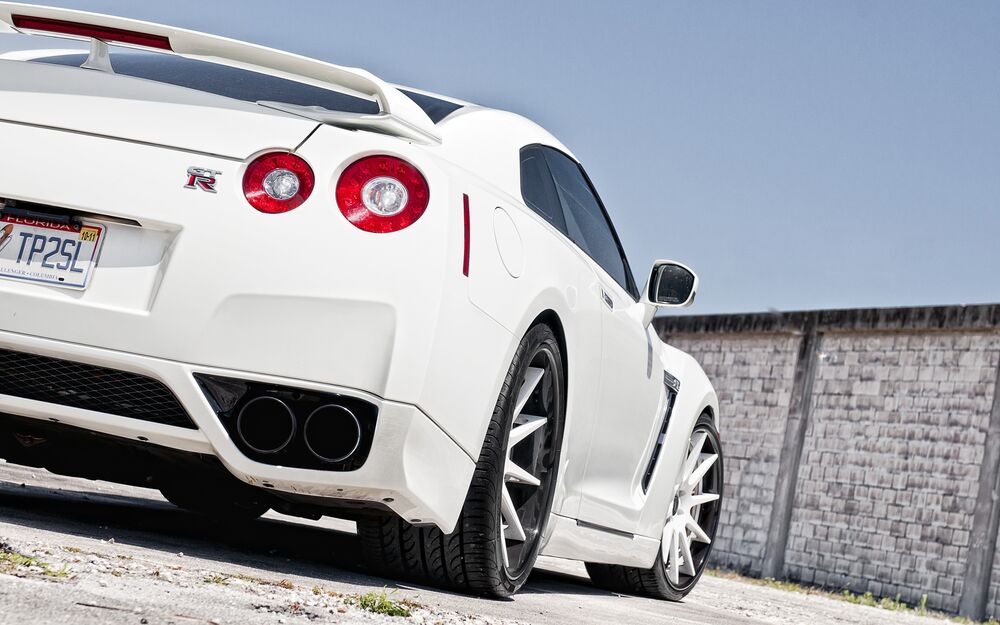 Обои для рабочего стола Nissan gtr r35 white tuning вид сзади