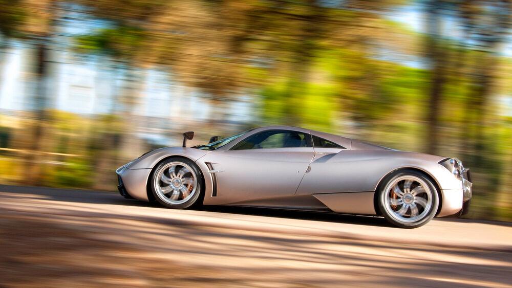 Обои для рабочего стола Рagani huayra сбоку, едет с большой скоростью
