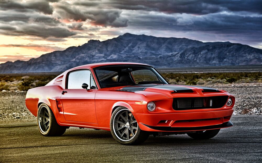 Обои для рабочего стола Ford Mustang стоит на фоне гор