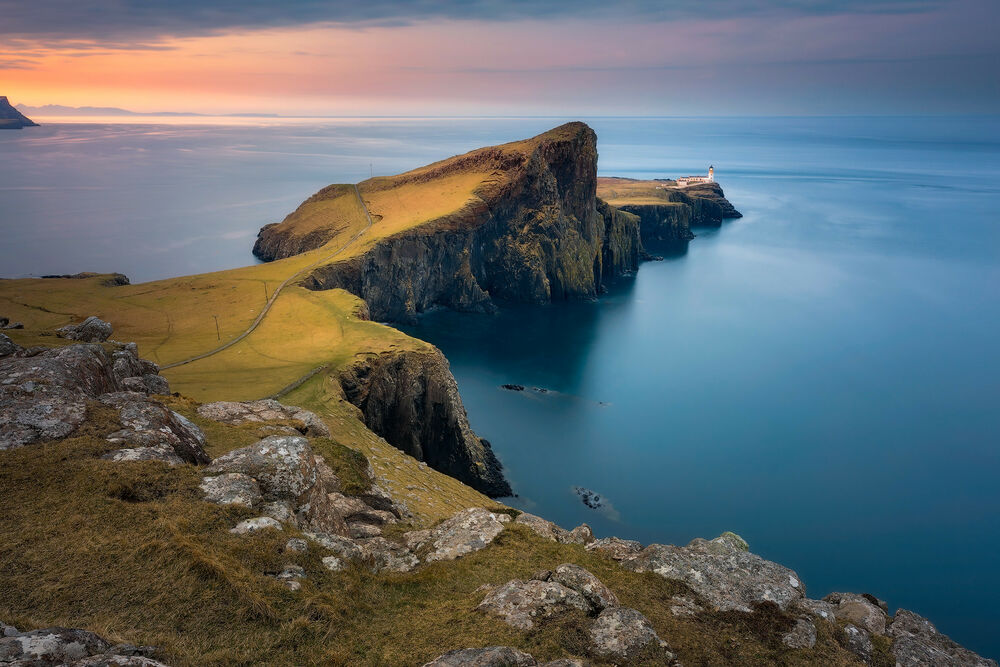 Обои для рабочего стола Маяк Нейст-Пойнт / Neist Point на скале, остров Скай, Шотландия / Skye, Scotland, фотограф Luca Libralato