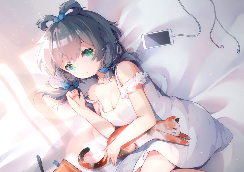 Обои для рабочего стола Vocaloid Luo Tianyi / Вокалоид Луо Тьянуй в розовом платье лежит на кровати с трехцветной кошкой