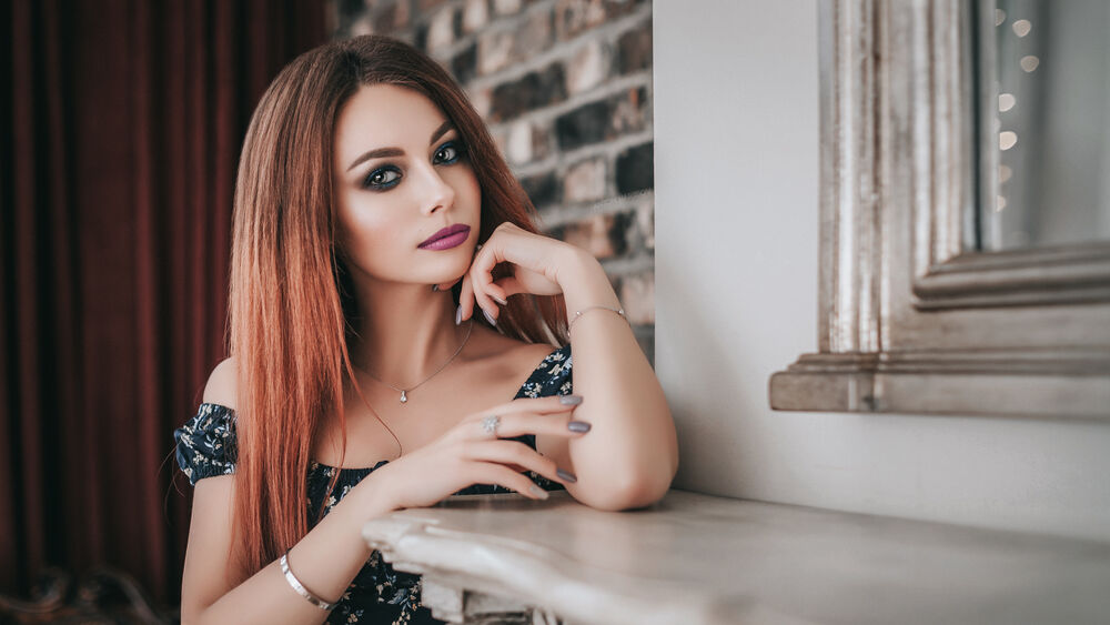 Обои для рабочего стола Модель Алиса Андреянова сидит у столика, фотограф профессионал Харисов Антон / Anton Harisov