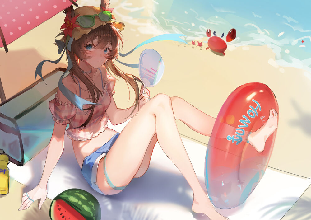 Девушка с надувным кругом на пляже