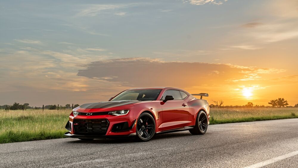 Обои для рабочего стола Muscle car / Мускулкар красного цвета Chevtolet Camaro ZL1 стоит на дороге в лучах заката солнца