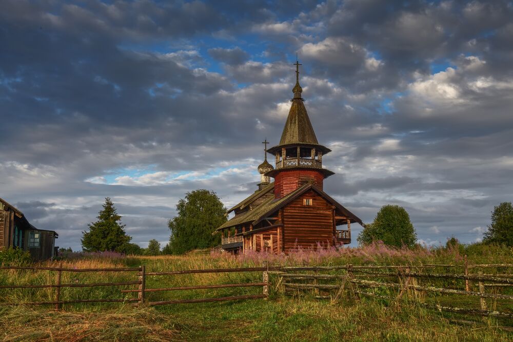 Обои для рабочего стола Деревянная церковь на фоне облачного неба и природы, Архангельская область, фотограф Максим Евдокимов