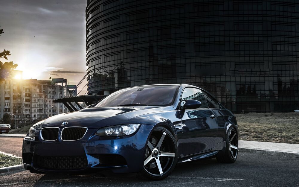 Обои для рабочего стола BMW E92 стоит на фоне небоскреба