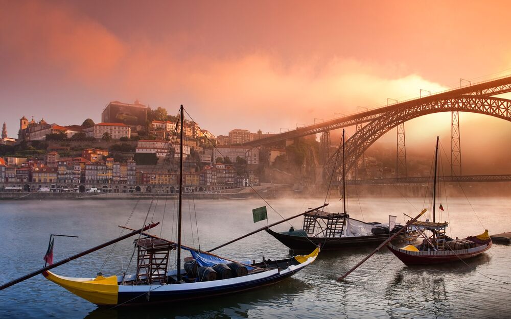 Обои для рабочего стола Гондолы стоят возле берега на фоне города Порту, Португалия