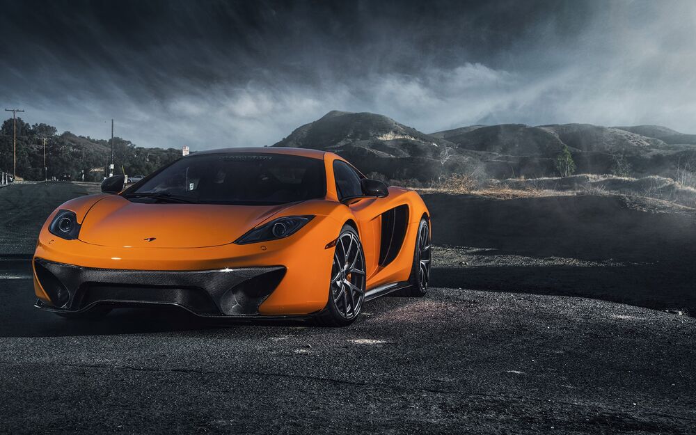 Обои для рабочего стола McLaren 650S на дороге, позади него горы