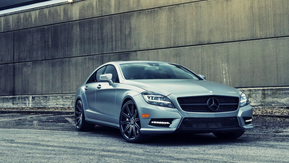 Обои для рабочего стола Мercedes cls 63 amg стоит возле серой стены