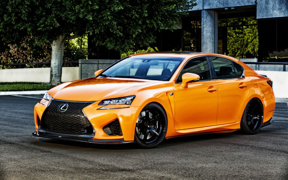 Обои для рабочего стола Lexus RC на фоне здания