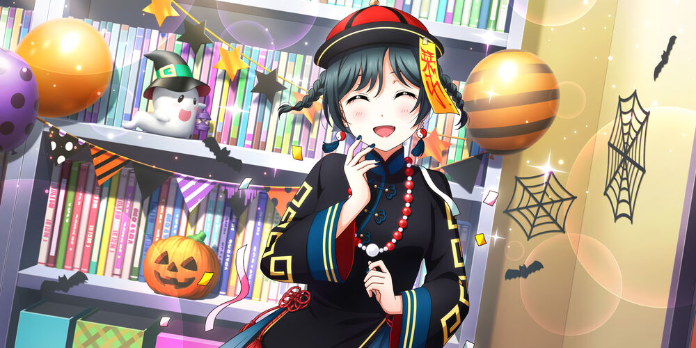 Обои для рабочего стола Персонаж Mifune Shioriko / Сиорико Мифунэ из аниме Love Live! / Живая Любовь стоит на фоне книжного шкафчика, украшенного к празднику Хэллоуина