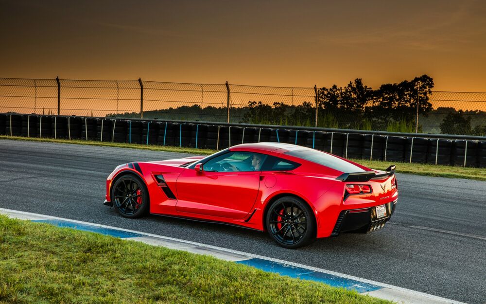 Обои для рабочего стола Chevrolet Corvette на спортивном траке