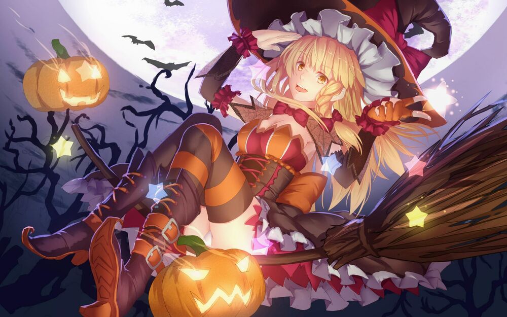 Обои для рабочего стола Мариса Кирисаме / Marisa Kirisame из игры Проект Восток / Touhou Project в образе ведьмочки на метле на фоне луны и фонарей Джек