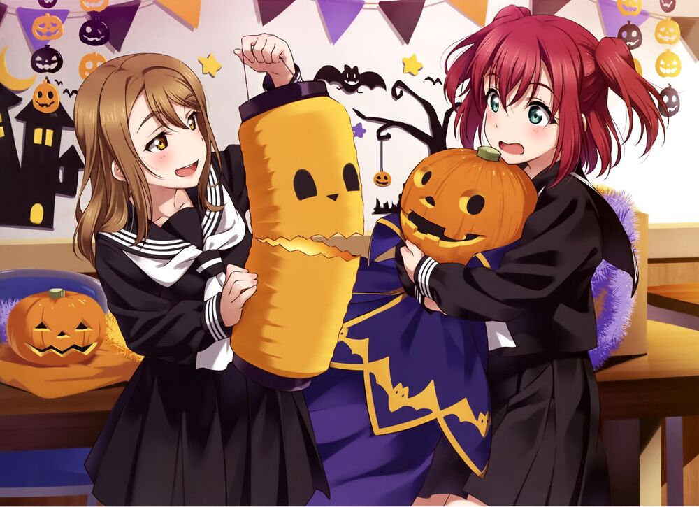 Обои для рабочего стола Hanamaru Kunikida / Ханамару Куникида и Ruby Kurosawa / Руби Куросава украшают класс для halloween, из аниме Love Live! / Живая Любовь