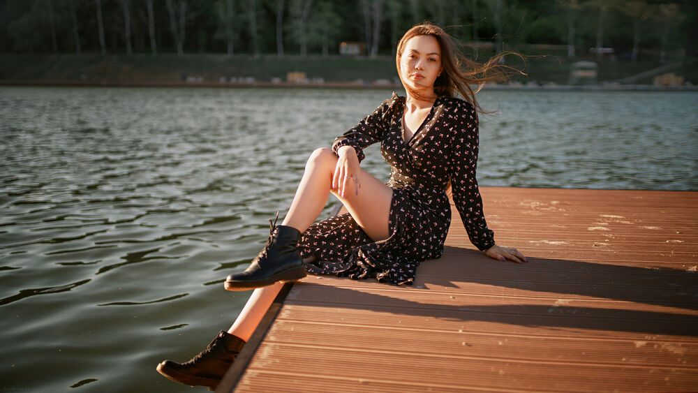 Обои для рабочего стола Модель Поля в платье и ботинках сидит на мостике у водоема, фотограф Юрьев Алексей