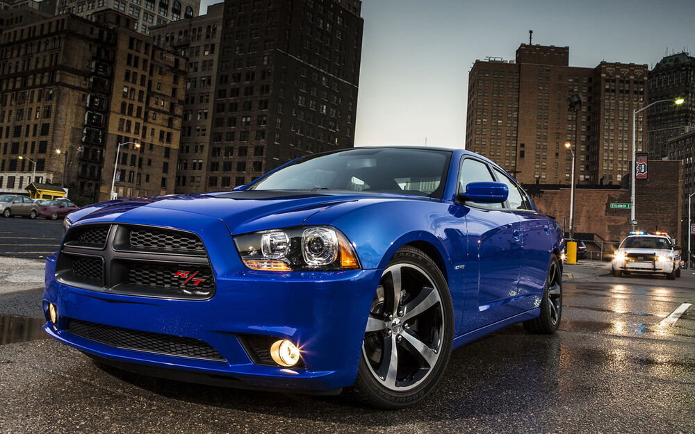 Обои для рабочего стола Dodge Charger Daytona 2013 стоит на улице города