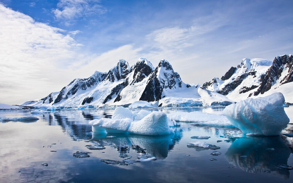 Обои для рабочего стола Трансантарктические горы на фоне озера, горный хребет, расположенный поперек Антарктиды между мысом Адэр и Землей Котса