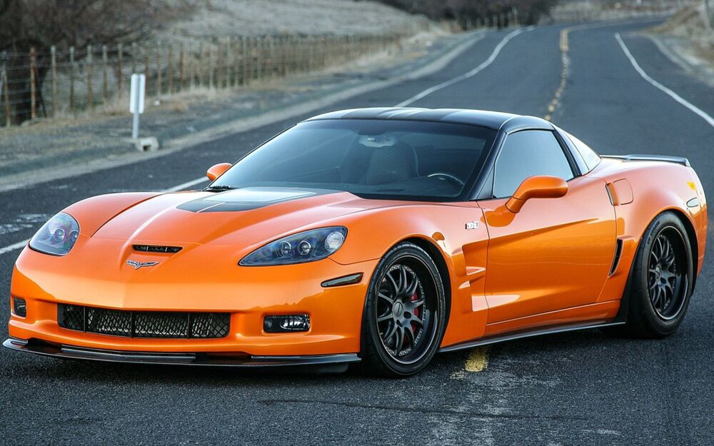 Обои для рабочего стола Спортивный автомобиль Chevrolet Corvette стоит полубоком на автостраде