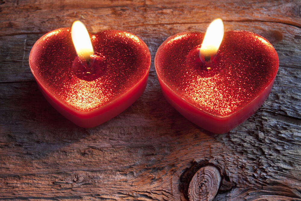Обои для рабочего стола Две романтические свечи горят рядом