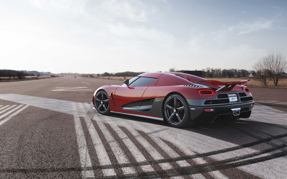 Обои для рабочего стола Кoenigsegg agera rs 2020 стоит полубоком на трассе