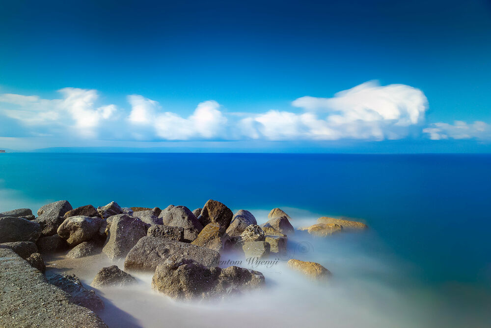Обои для рабочего стола Морской берег с камнями, Фалерн Марина - Калабрия - Италия / Falerne Marina - Calabria - Italia, фотограф Bentom Wyemji