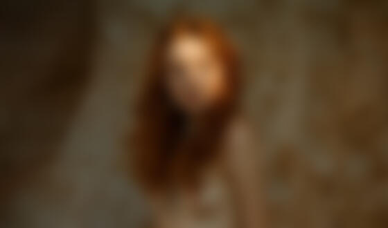 Обои на рабочий стол Рыжеволосая модель Катя смотрит в сторону