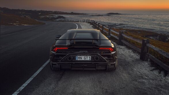 Обои на рабочий стол Lamborghini Huracan EVO Novitec стоит припаркованный на обочине дороги возле берега моря на закате