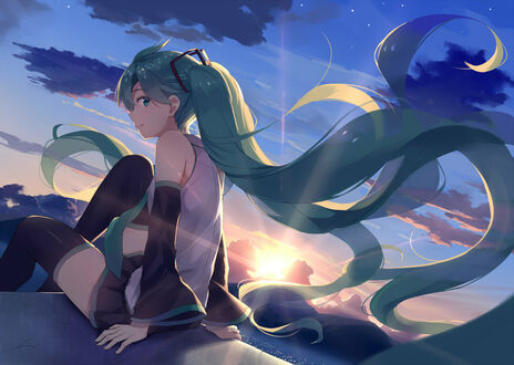 Обои на рабочий стол Vocaloid Hatsune Miku / Вокалоид Хатсунэ Мику сидит на крыше, на фоне неба с облаками и сидящего солнца
