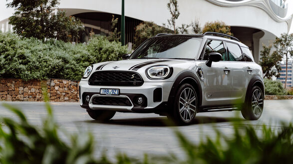 Обои на рабочий стол Белый с черными полосами Mini Countryman припаркован на дороге