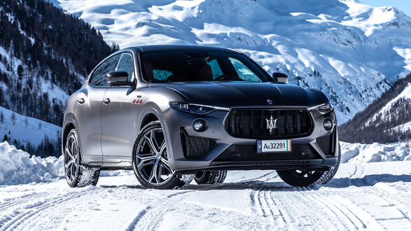 Обои на рабочий стол Maserati Levante Wheel стоит на склоне зимней трассы