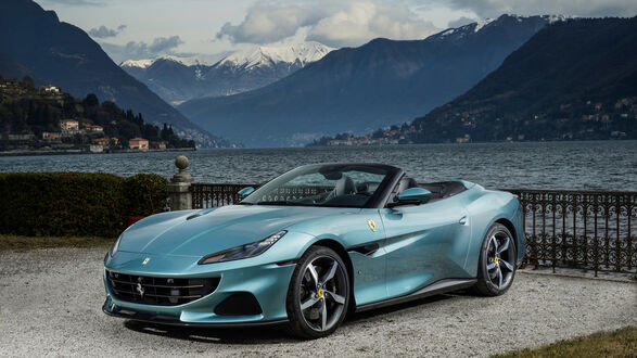 Обои на рабочий стол Ferrari Portofino стоит на фоне моря и гор