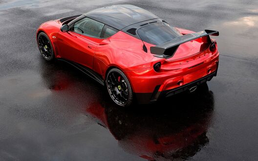 Обои на рабочий стол Красный с черной крышей Lotus Evora вид сверху на мокром асфальте
