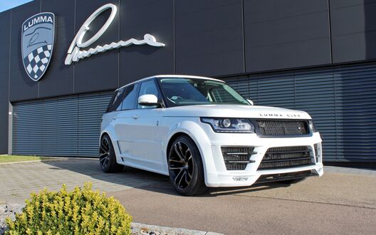 Обои на рабочий стол Белый Range Rover Sport Lumma стоит возле автосалона