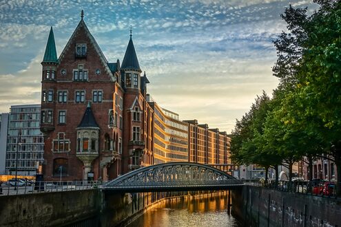 Обои на рабочий стол Hamburg Speicher Stadt, Germany / Гамбург, Германия, вид на мост через канал