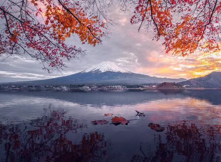 Обои на рабочий стол Вид на вулкан Фудзи / Fuji в осенний день, Япония / Japan