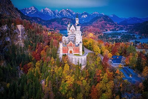 Обои на рабочий стол Замок Нойшванштайн / Neuschwanstein с высоты птичьего полета осенью на фоне гор, Бавария / Bayern, Германия / Deutschland