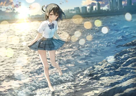 Обои на рабочий стол Shizuku в школьной форме прогуливается босиком вдоль побережья