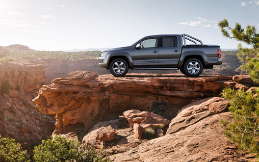 Обои на рабочий стол Пикап VW Amarok на краю обрыва